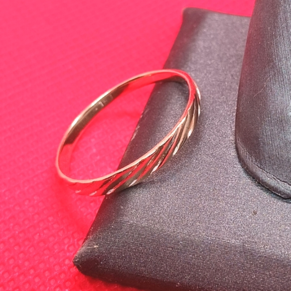 10K Gold Men's Twisted Band Ring - Classic Jewelry 1.46 Grams.  Size 11